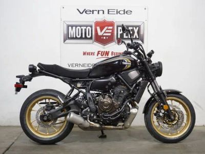2025 Yamaha XSR700 — front three-quarter view