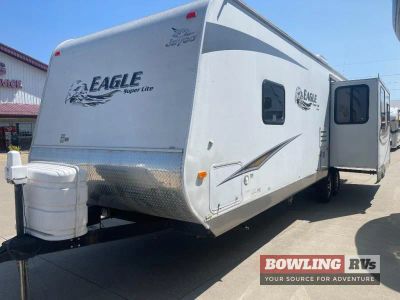 2011 Eagle Super Lite 318RLS — front three-quarter view