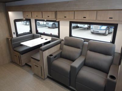2025 Grand Design LINEAGE - Photo 6