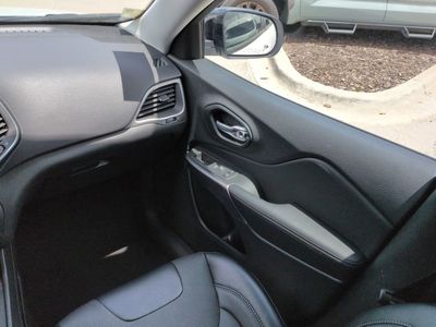 2022 Jeep Cherokee — photo 17 view