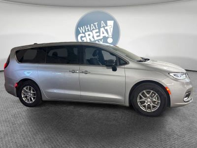 2026 Chrysler Pacifica — side profile view
