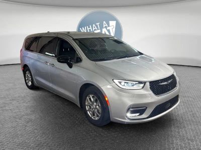 2026 Chrysler Pacifica Select in Silver Mist Clearcoat — front three-quarter view