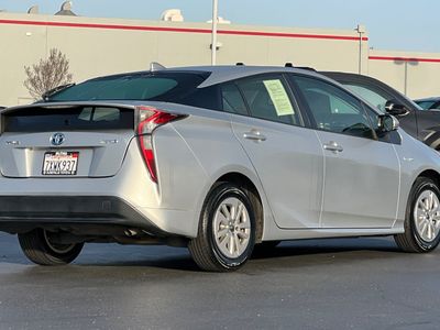 2017 Toyota Prius - Photo 2