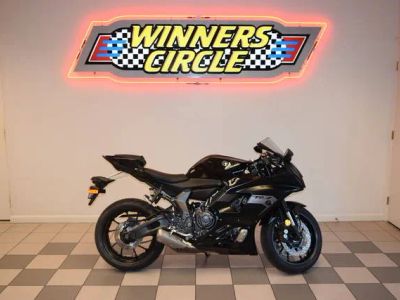 2025 Yamaha YZF-R7 — front three-quarter view