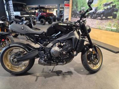 2026 Yamaha XSR900 — front three-quarter view