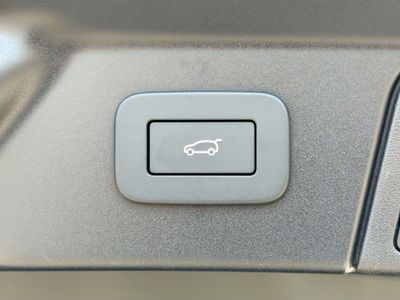 2026 Land Rover Range Rover Velar — photo 13 view