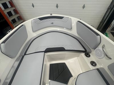 2025 Bayliner M15 - Photo 10