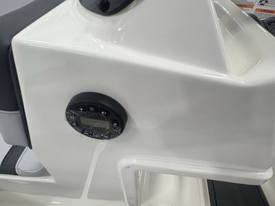 2025 Bayliner M15 - Photo 27