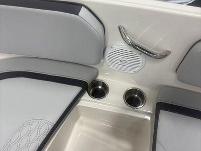2025 Bayliner M15 - Photo 9