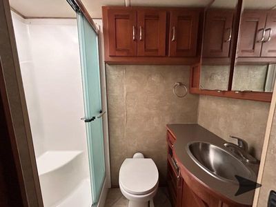 2017 Winnebago Forza — photo 19 view