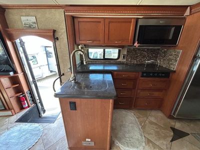 2017 Winnebago Forza — photo 13 view