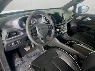 2026 Chrysler Pacifica — photo 11 view