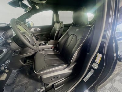 2026 Chrysler Pacifica — photo 10 view
