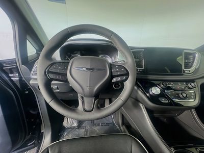 2026 Chrysler Pacifica — photo 14 view