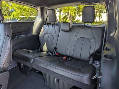 2026 Chrysler Pacifica — photo 7 view