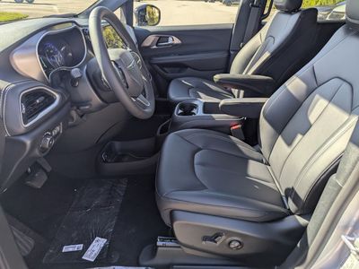 2026 Chrysler Pacifica — photo 13 view