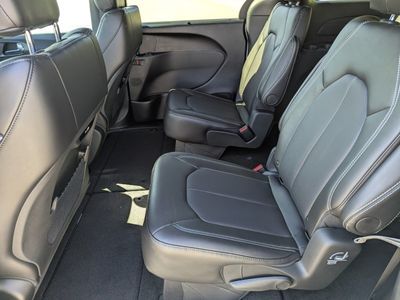 2026 Chrysler Pacifica — photo 9 view