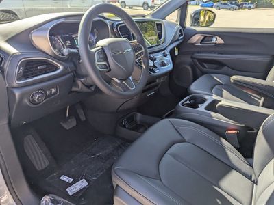 2026 Chrysler Pacifica — photo 14 view