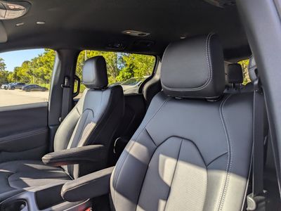 2026 Chrysler Pacifica — photo 12 view