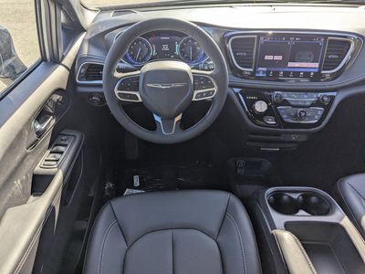 2026 Chrysler Pacifica — photo 11 view
