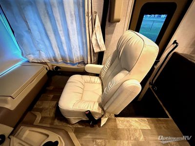 2019 Coachmen Mirada — photo 9 view