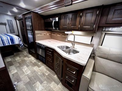 2019 Coachmen Mirada — photo 13 view