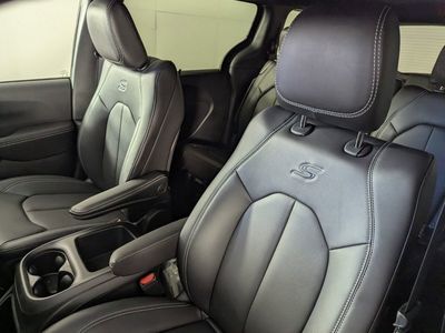 2026 Chrysler Pacifica — photo 8 view