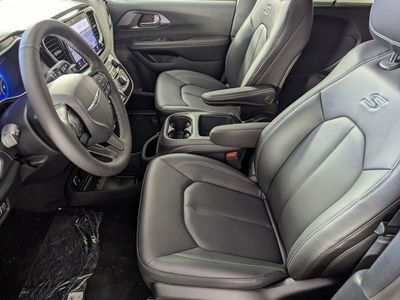2026 Chrysler Pacifica — photo 10 view