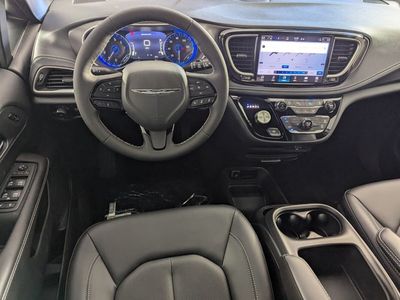 2026 Chrysler Pacifica — photo 11 view