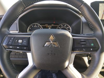2024 Mitsubishi Outlander — photo 13 view