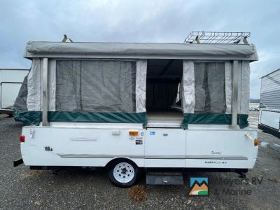 2004 Fleetwood RV TACOMA 3892 — front three-quarter view