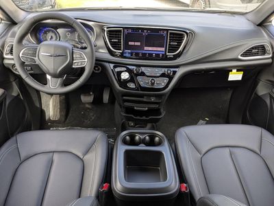 2026 Chrysler Pacifica — photo 17 view
