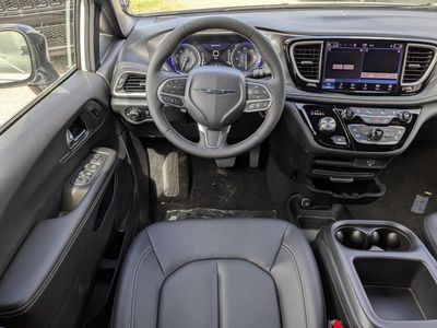 2026 Chrysler Pacifica — photo 18 view