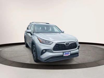 2020 Toyota Highlander — rear three-quarter view