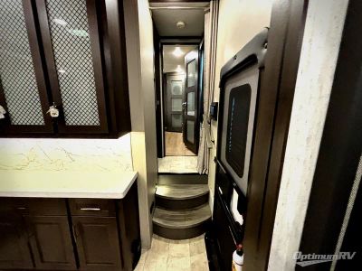 2021 Grand Design Momentum — photo 7 view