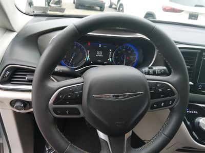 2023 Chrysler Pacifica — photo 12 view