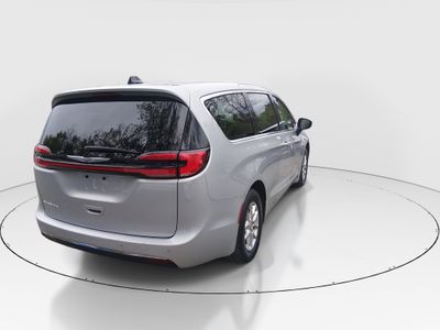2023 Chrysler Pacifica — photo 7 view
