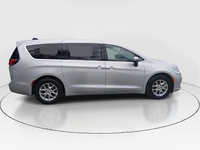 2023 Chrysler Pacifica — photo 8 view