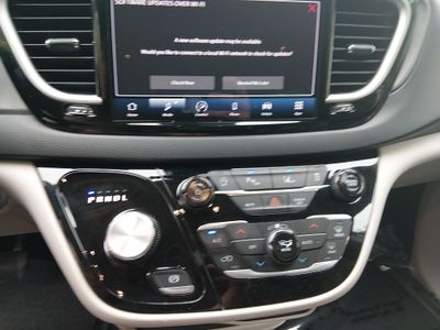 2023 Chrysler Pacifica — photo 13 view