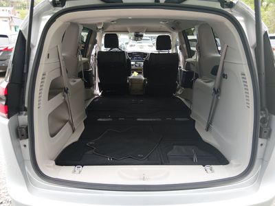 2023 Chrysler Pacifica — photo 11 view
