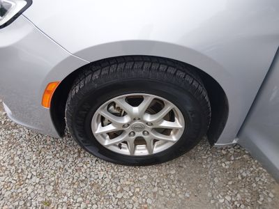 2023 Chrysler Pacifica — photo 10 view