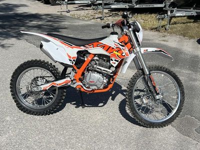 2025 Kayo K2 in WHI — front three-quarter view