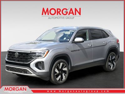 2025 Volkswagen Atlas Cross Sport 2.0T SE w/Technology in Silver Mist Metallic — front three-quarter view