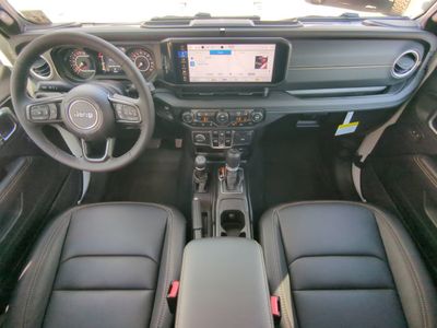 2026 Jeep Gladiator - Photo 16