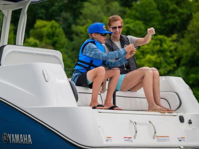 2026 Yamaha Boats 252 FSH Sport — side profile view