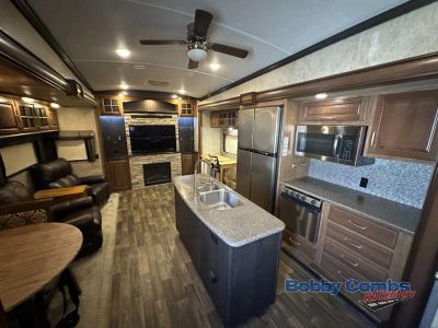 2016 Keystone RV Montana - Photo 3