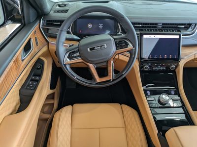 2025 Jeep Grand Cherokee — photo 17 view