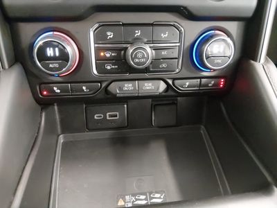 2024 Chevrolet Suburban - Photo 17