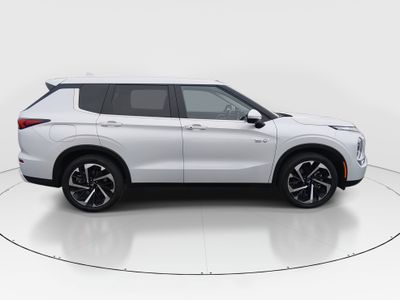 2024 Mitsubishi Outlander Plug-In Hybrid — photo 8 view