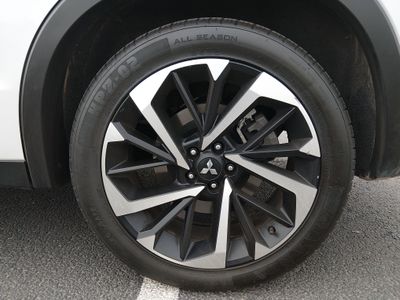 2024 Mitsubishi Outlander Plug-In Hybrid — photo 10 view